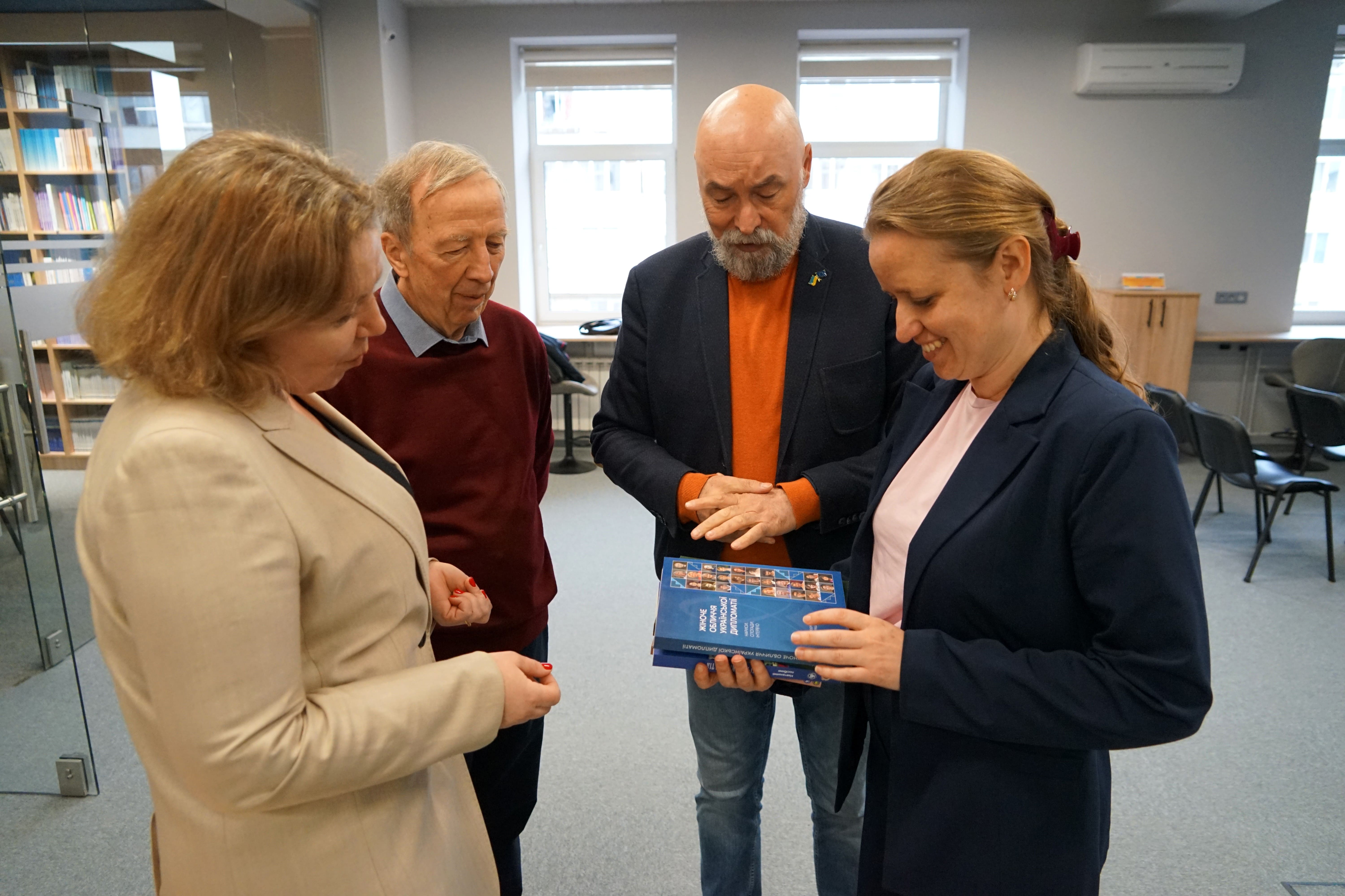 Видання Наукового товариства історії дипломатії та міжнародних відносин передали до фондів Бібліотеки Університету Грінченка