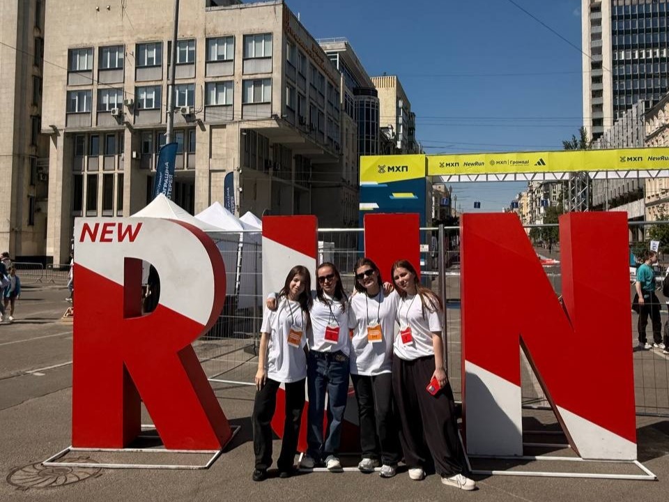 Студентки ФПМВ долучились у якості волонтерів до спортивно-масового легкоатлетичного забігу «MHP Run4Victory Київ Марафон»