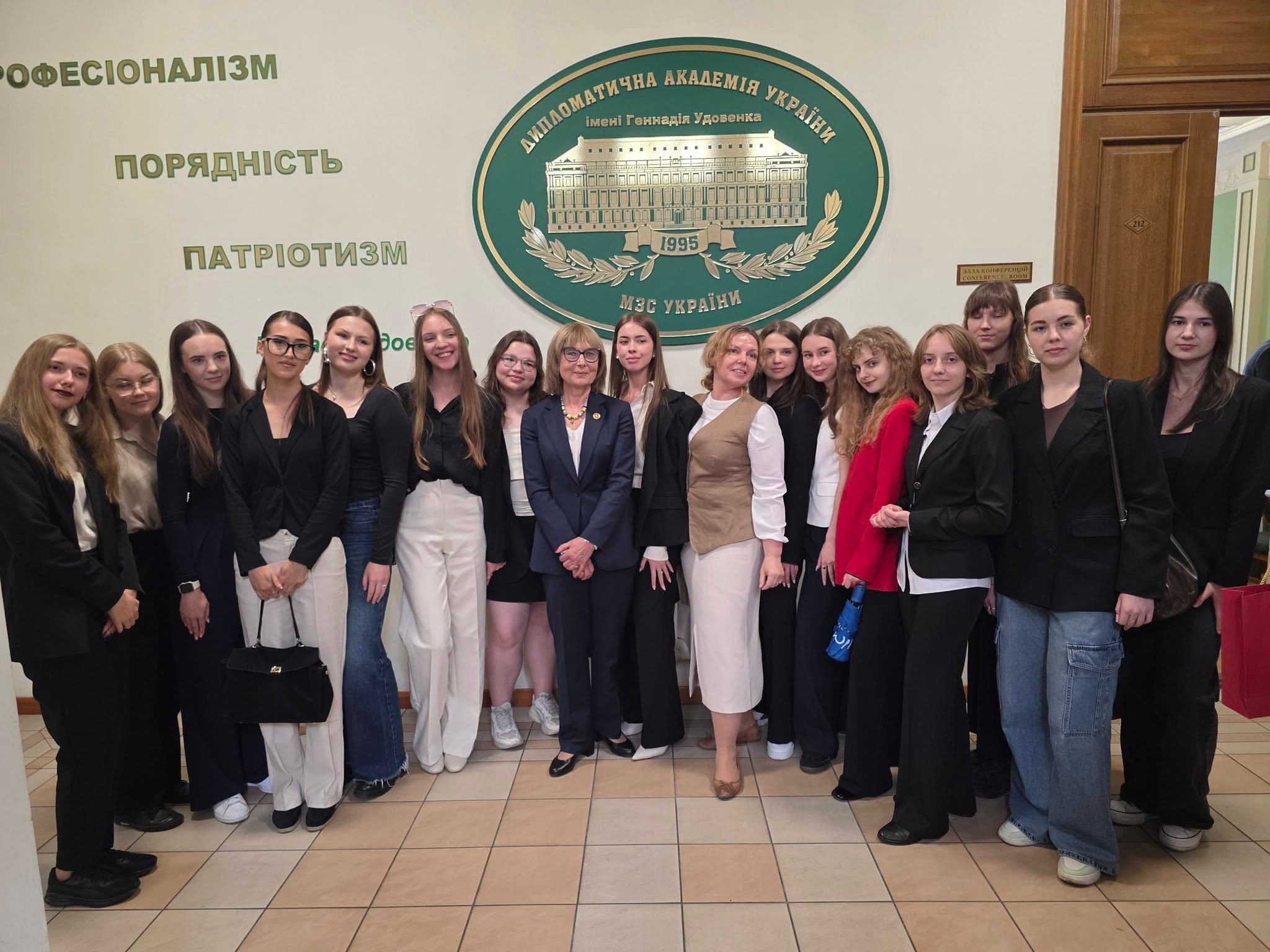 Студентки-міжнародниці відвідали публічну дискусію «Велика розмова про жінок у дипломатії»