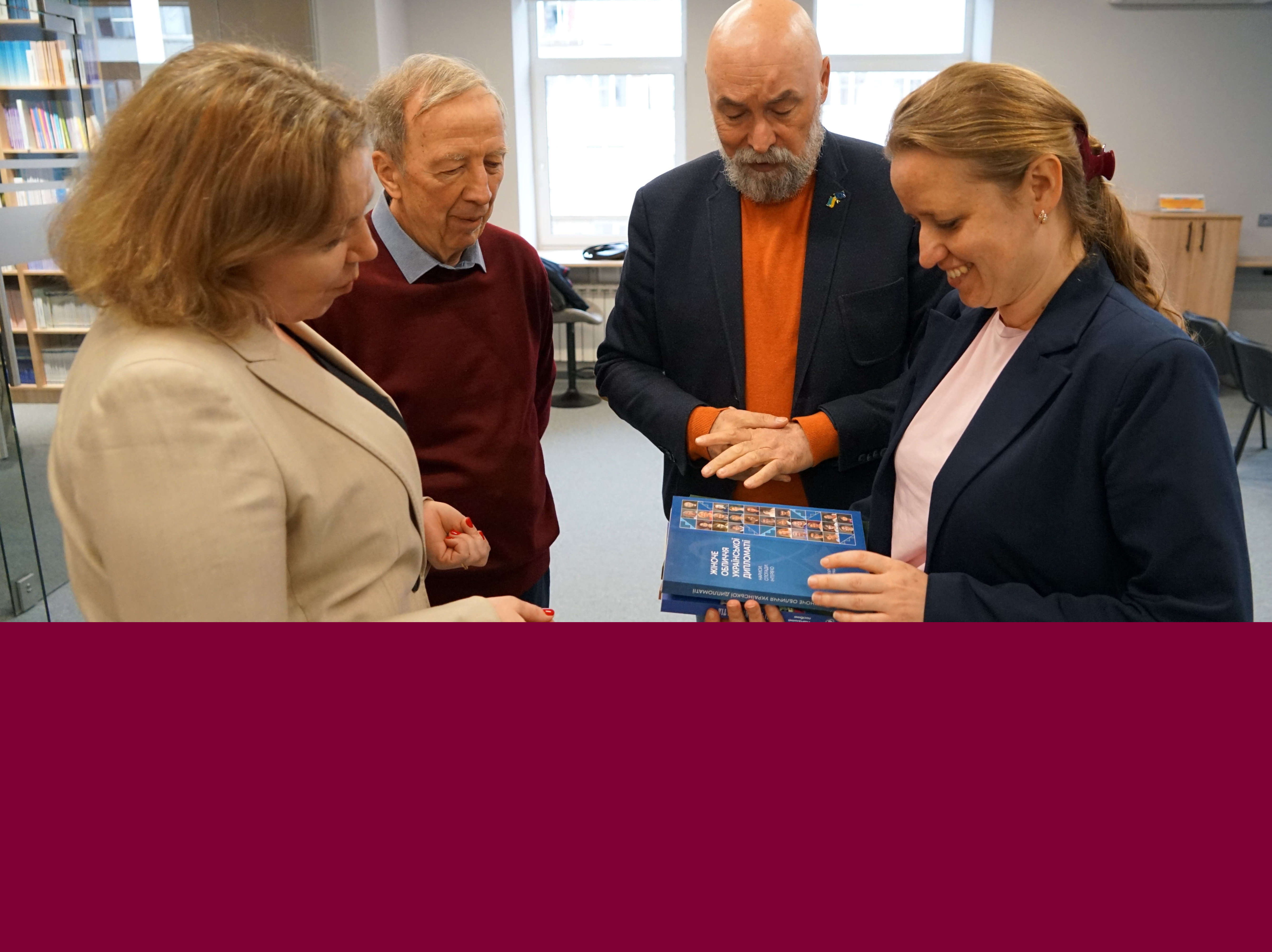 Видання Наукового товариства історії дипломатії та міжнародних відносин передали до фондів Бібліотеки Університету Грінченка