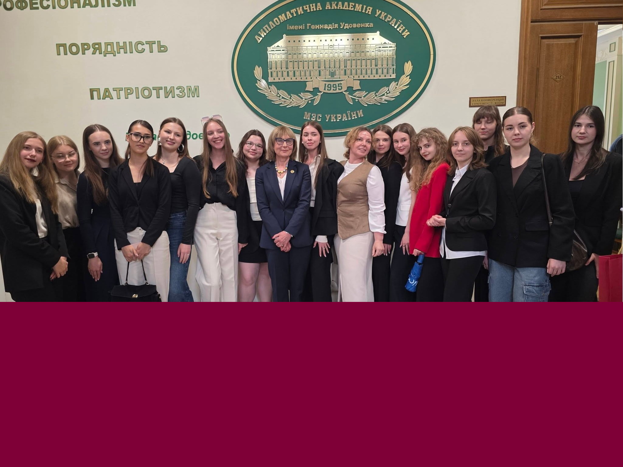 Студентки-міжнародниці відвідали публічну дискусію «Велика розмова про жінок у дипломатії»